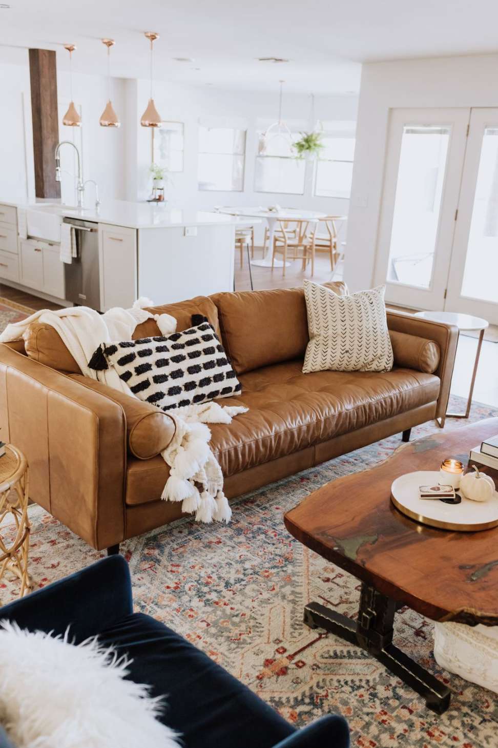 Cozy and cool: Tan and blue living room