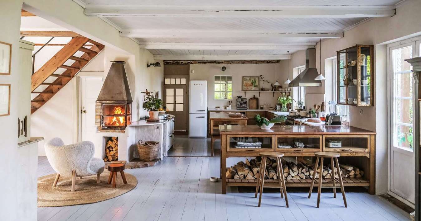 Kitchens With Fireplaces for a Cozy Feel While You Cook