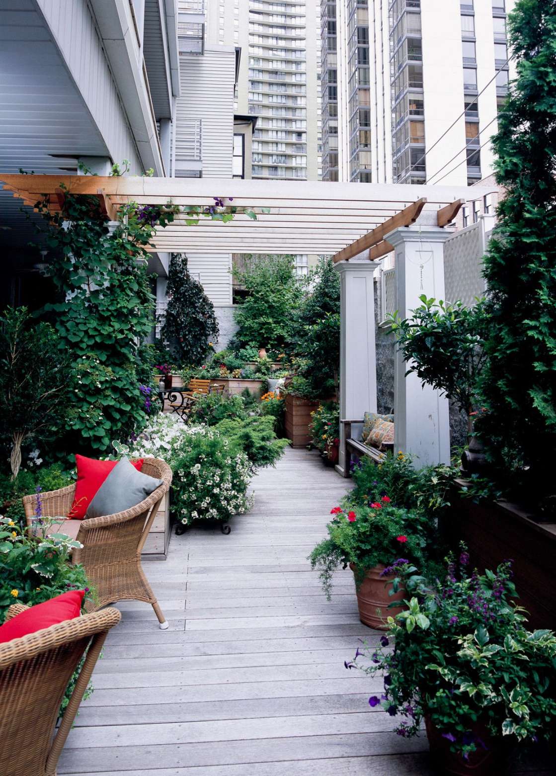 Balcony and Rooftop Garden Ideas for Creating a Serene Space