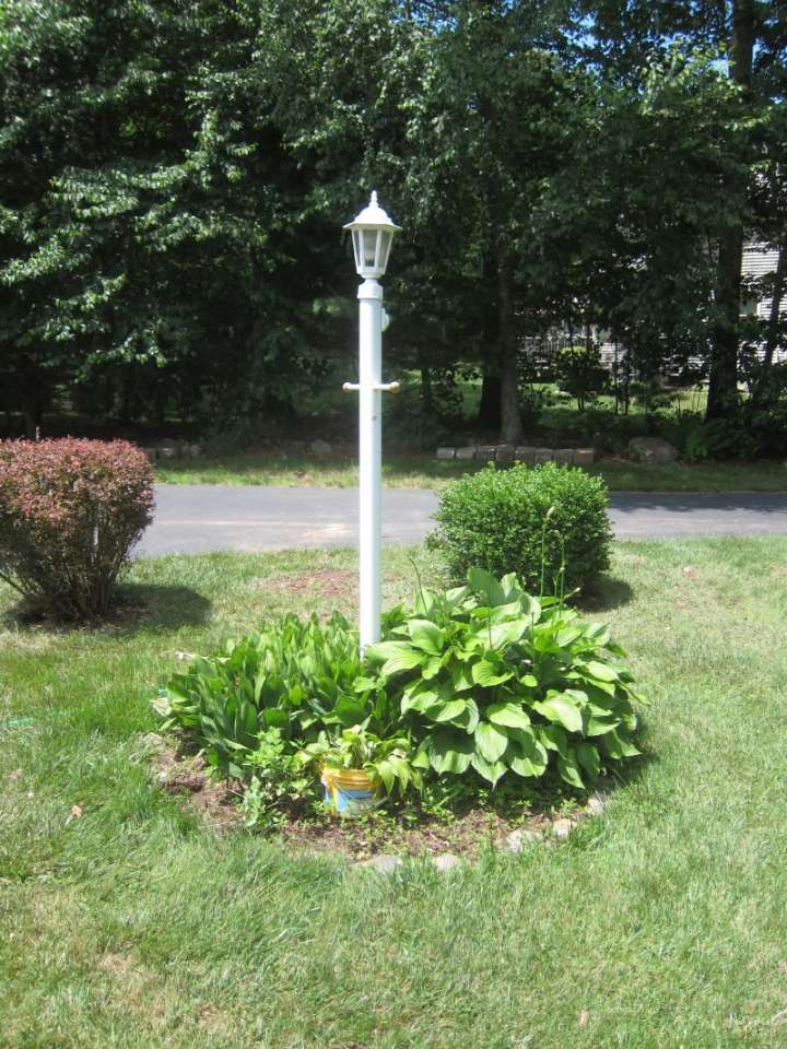 Lamp Post Makeover (and How to Create a Perfect Circle Flower Bed