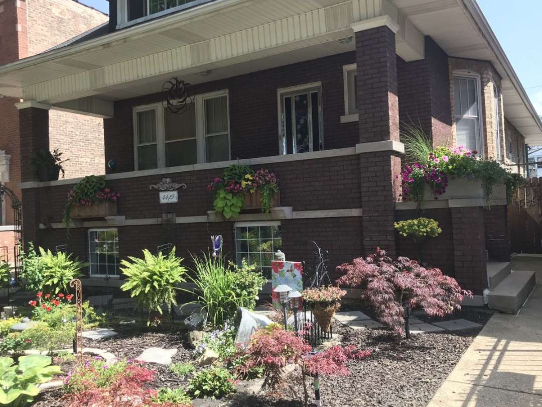 These delightful Chicago bungalow home gardens won top prize